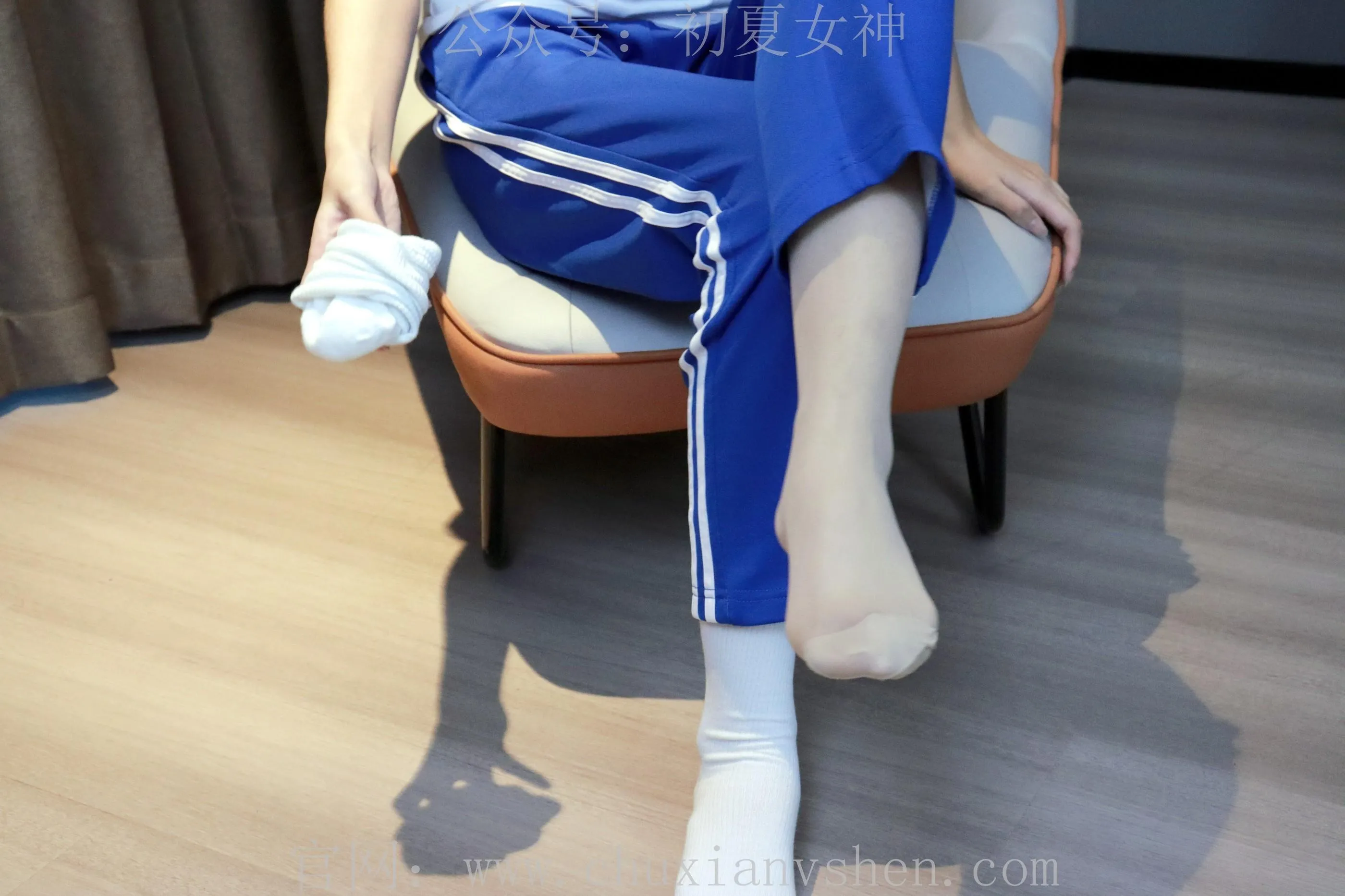 初夏女神 NO.001 依依校服搭配37码运动鞋拍摄 [126P]插图4